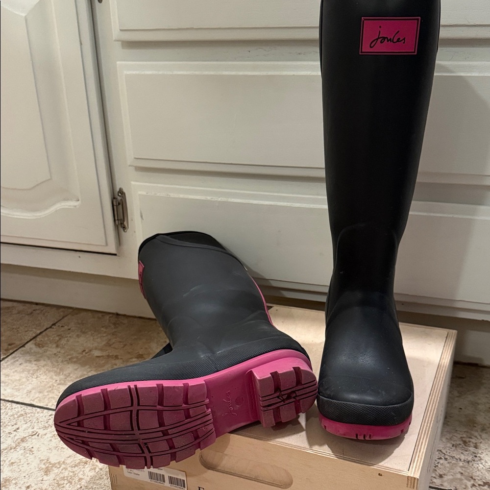 Joules Women's Black Boots with Pink Soles - Picture 5 of 6